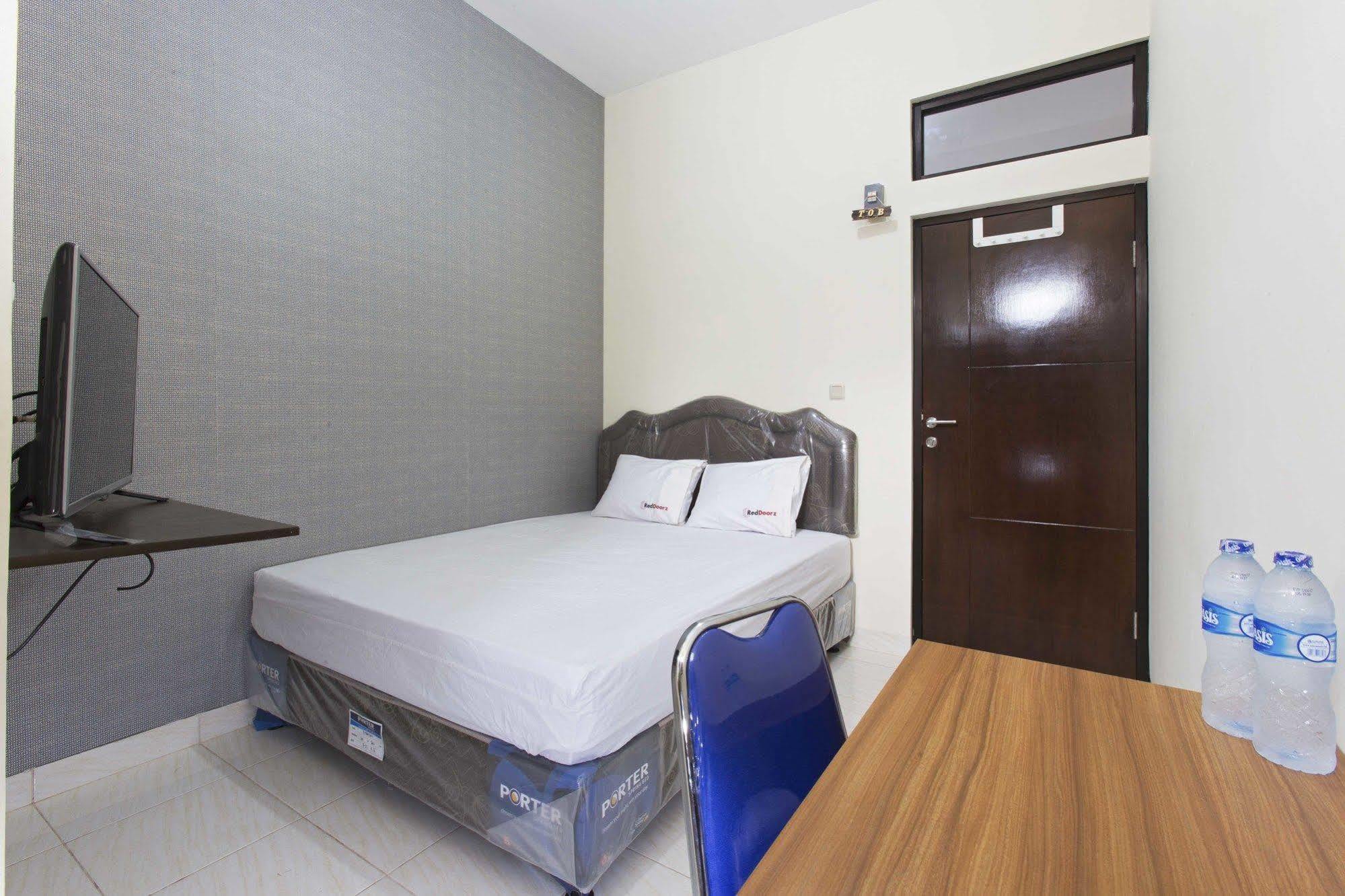 Reddoorz @ Raya Kelapa Gading Gasthuis 2*